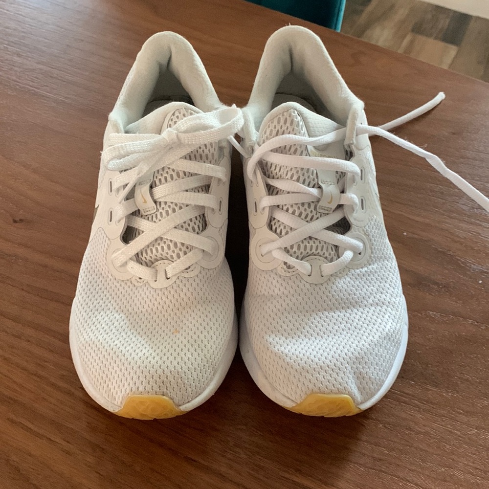 Nike white renew tennis shoes gold size 7.5